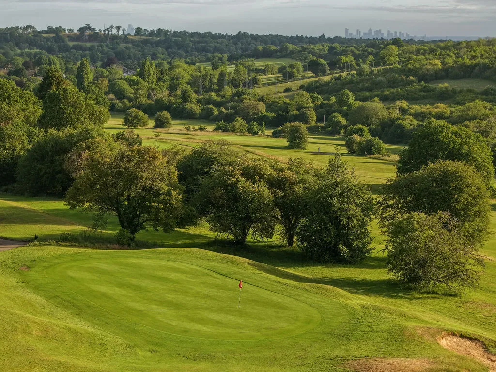 golf-course-green-london-skyline-view golf-course-green-london-skyline-view